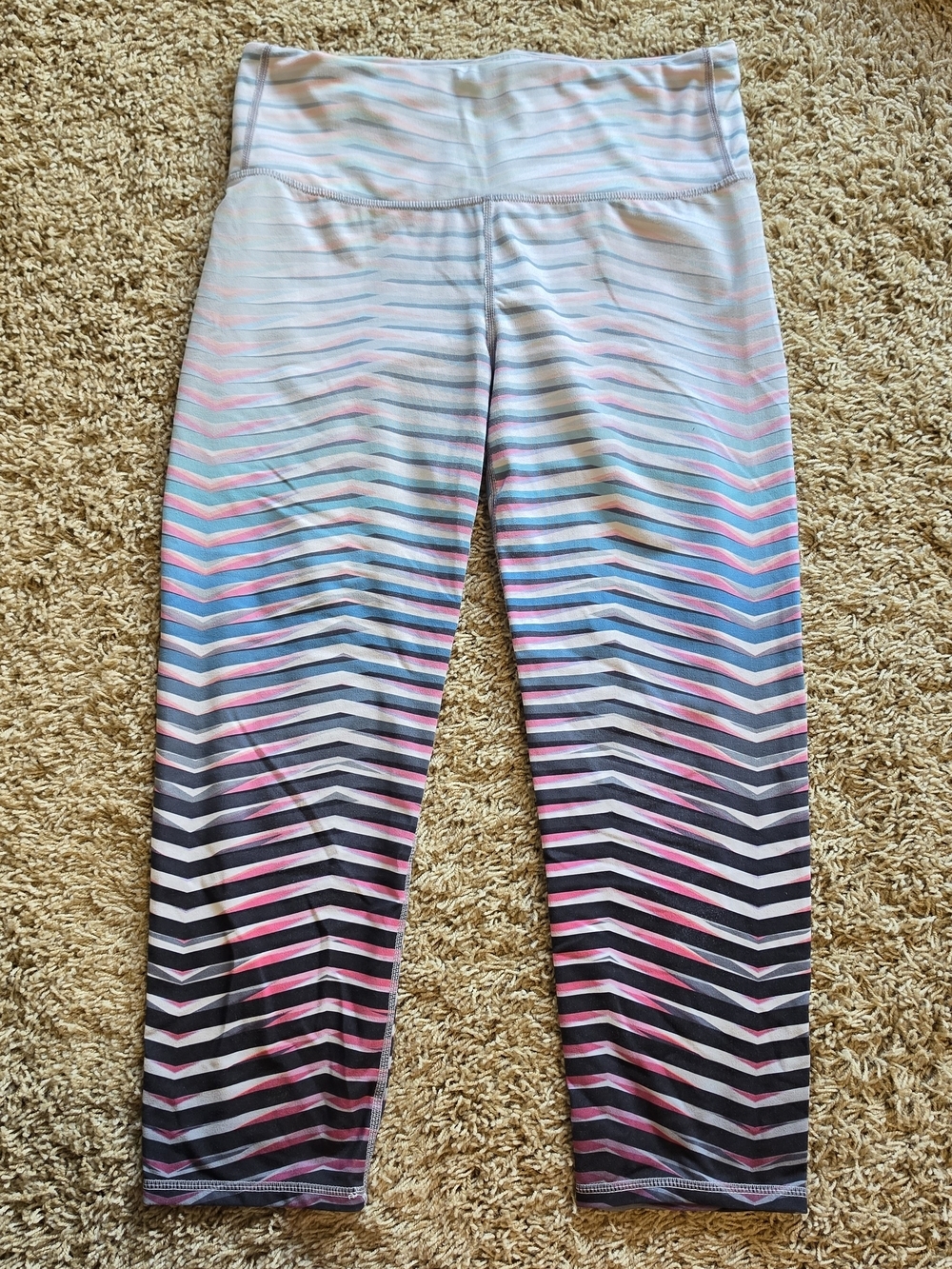 Athleta Ombre Chevron Capri Leggings in Pink, Blue, Black Medium